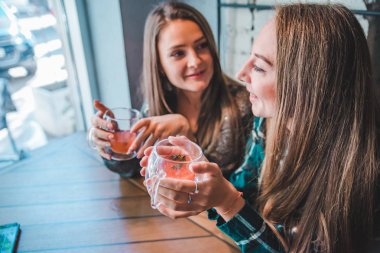 iki kız arkadaşım kafede içki ise bir çay konuşuyor. Toplantı kavramı
