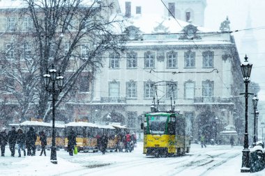 Lviv, Ukrayna - 18 Mart 2018: kar ile kaplı Avrupa şehrin merkezine. kar fırtınası Daralt