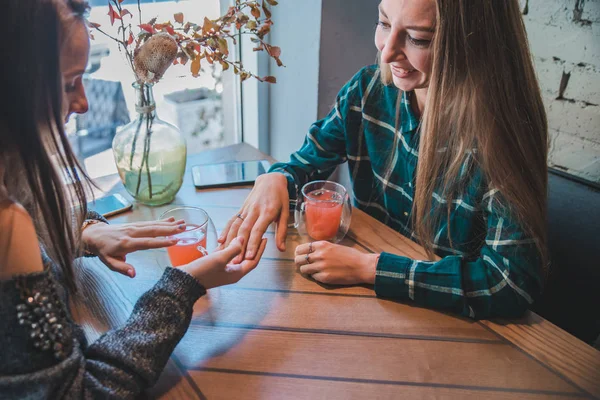 Woman Shows Engagement Ring Friend Cafe While Drinking Warm Fruit — Stock Photo, Image