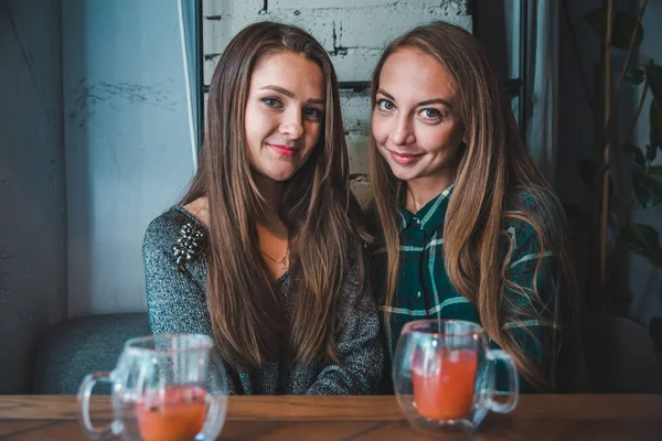 Două Femei Caucaziene Din Cafenea Beau Conceptul Ceai Fructe — Fotografie, imagine de stoc