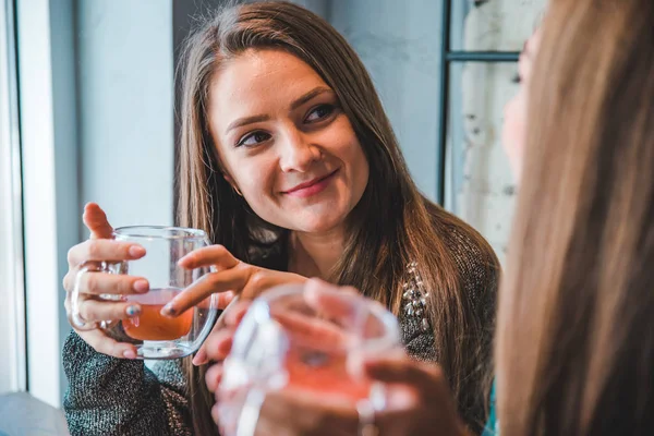 Twee Vriendinnen Praten Café Terwijl Drinken Een Kopje Thee Vergadering — Stockfoto