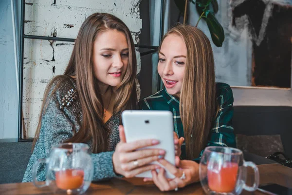 Dos Mujeres Hablando Cafetería Bebiendo Buscando Concepto Tableta — Foto de Stock
