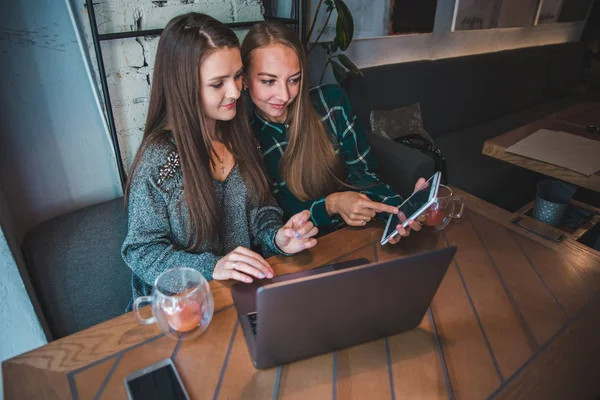 Zwei Moderne Frauen Die Sich Café Treffen Arbeit Laptop Tablet — Stockfoto