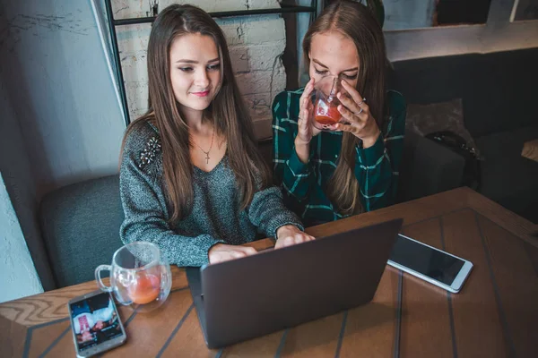 Kaksi Modernia Naista Tapaamassa Kahvilassa Työskentely Kannettava Muurahainen Tabletti Käsite — kuvapankkivalokuva