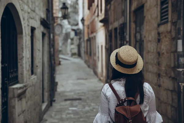 モンテネグロのコトルの狭い通りで歩いている女性 — ストック写真