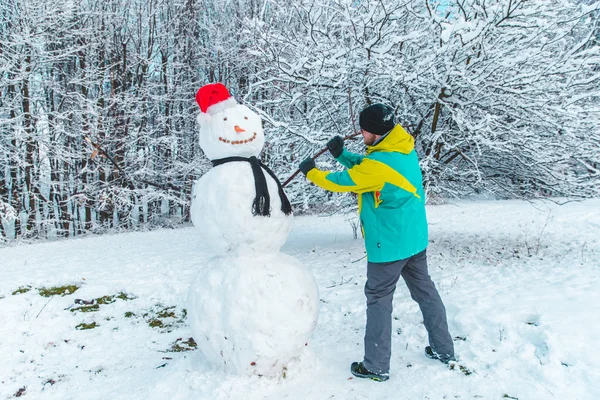 人在户外堆雪人在寒冷的冬季公园概念 — 图库照片