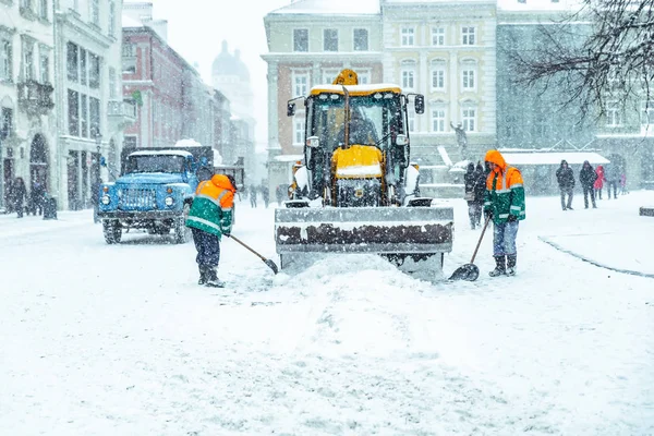 Gente Limpiando Calles Ciudad Después Del Concepto Tormenta Nieve —  Fotos de Stock