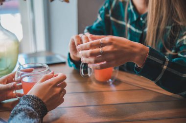 kafede konuşuyor ve içme iki genç kadın sıcak çay kavramı