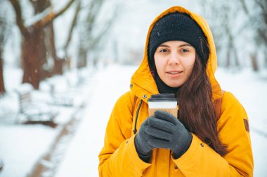 park portre dışarıda kahve içme kadın. içki gitmek. kış zamanı. kavram sıcak