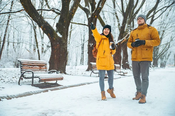 Pár Šel Zasněžované Městského Parku Mluví Socializace Romantický Den Zimním — Stock fotografie