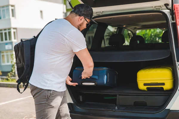 Homem Pôr Sacos Porta Bagagens Pronto Para Viajar Carro Manhã — Fotografia de Stock