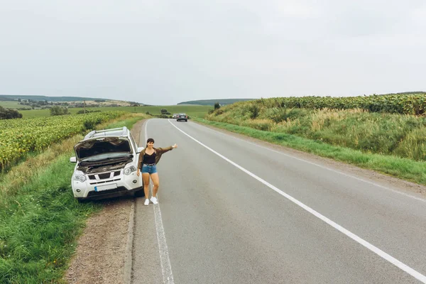 Mujer Atascada Con Coche Roto Medio Nada Necesita Ayuda —  Fotos de Stock