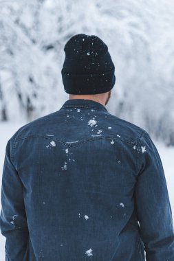 adam başını iz orman Şehir Parkı içinde ayakta