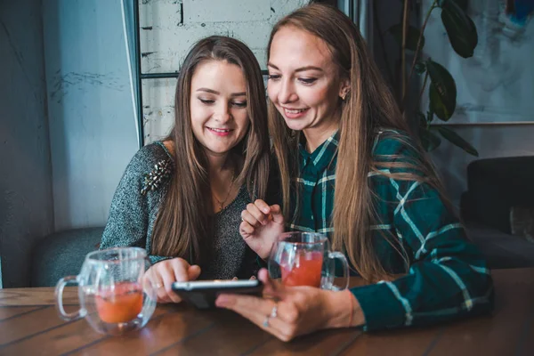 Duas Namoradas Conversando Café Enquanto Bebem Chá Conceito Reunião — Fotografia de Stock