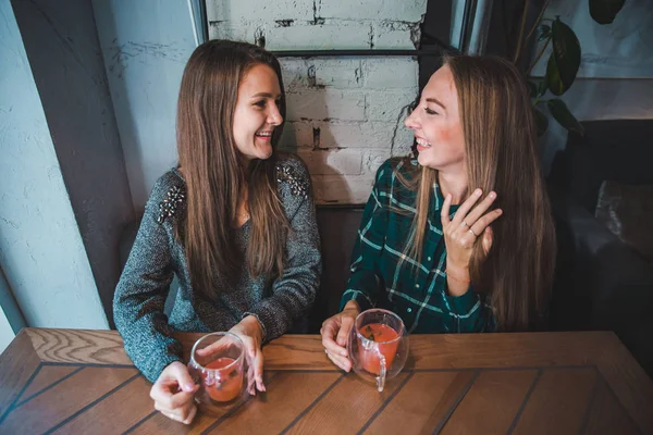 Дві Подружки Розмовляють Кафе Коли Ють Чай Концепція Зустрічі — стокове фото