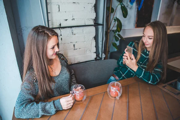Frauen Die Café Sitzen Freundinnen Fotografieren Telefon Während Sie Warmen — Stockfoto