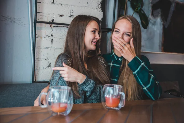Cuplu Prietenele Distrează Stând Cafenea Băut Ceai Fructe Concept — Fotografie, imagine de stoc