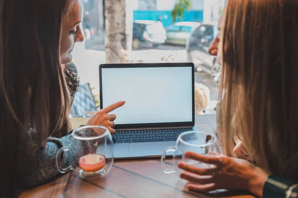 Spotkanie Kawiarni Pracy Laptopie Biały Ekran Miejsce Dwie Kobiety Rozmowy — Zdjęcie stockowe