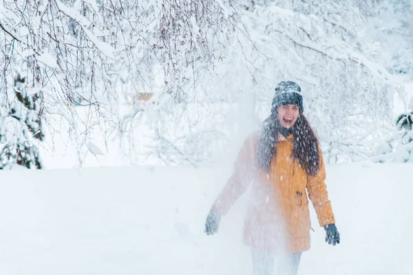 Mujer Sonriente Retrato Aire Libre Nieve Sombrero Temporada Invierno — Foto de Stock