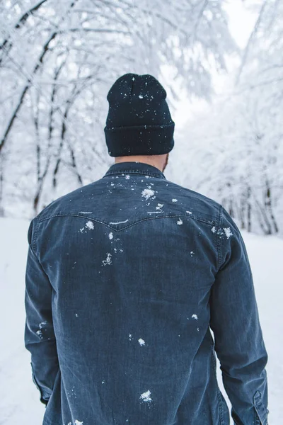 Man Standing Snowed Trail Forest City Park — Stock Photo, Image