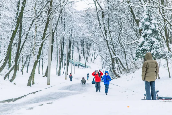 Lviv Ucrania Diciembre 2017 Niños Deslizan Colina Hielo Jugando Aire — Foto de Stock