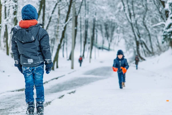 Lviv Ucrânia Dezembro 2017 Crianças Deslizam Colina Gelo Brincando Livre — Fotografia de Stock