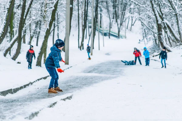 Lviv Ucrânia Dezembro 2017 Crianças Deslizam Colina Gelo Brincando Livre — Fotografia de Stock