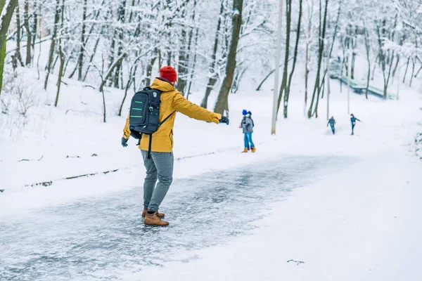 Fiatal Felnőtt Ember Csúszott Jég Szabadban City Park Télen Magic — Stock Fotó