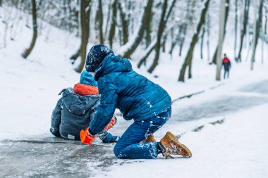 Lviv, Ukrayna - 21 Aralık 2017: çocuklar slayt buz hill, açık havada oyun bu kış günü kavramı kar yağdı
