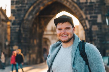 adamın önünde Prag'daki charles Köprüsü. kopya alanı