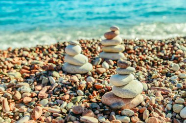 Sahil dengeli taşlara. günbatımı üzerinde kayalık plaj.