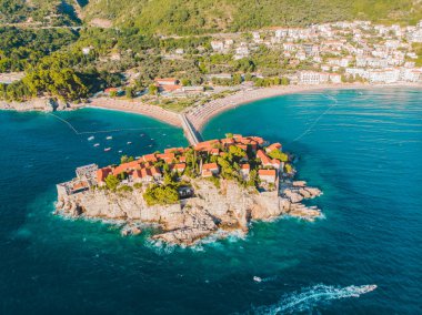 Sveti Stefan Adası'nın havadan görünümü