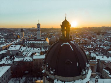 Eski Avrupa şehri üzerinde güzellik günbatımı. kuş görünümü göz