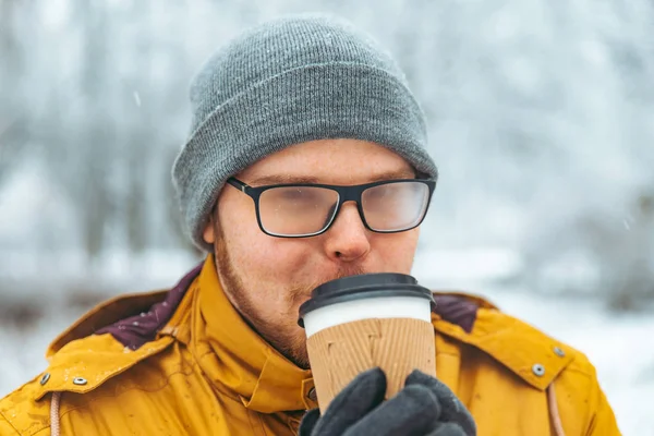Hombre Bebiendo Café Para Salir Día Invierno Nevado Gafas Está — Foto de Stock