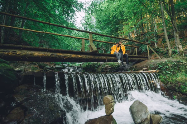 Paar Zitten Houten Brug Steek Bergen Rivier Bos Evenwichtige Steen — Stockfoto