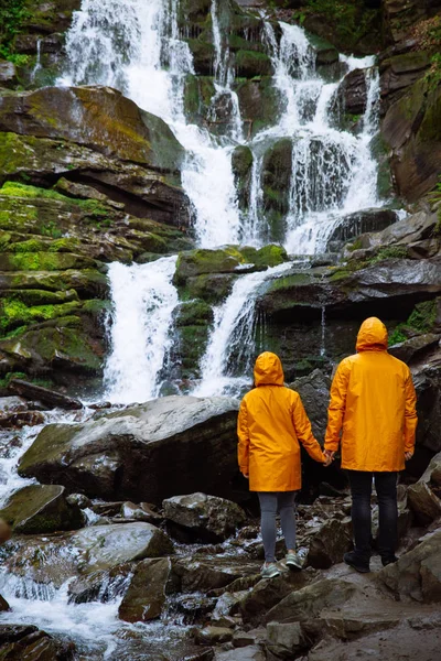 Couple Debout Imperméable Jaune Cascade Sur Fond Vue Derrière Style — Photo