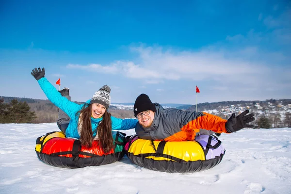 Vänner Att Kul Snö Slangar Vinteraktivitet Resa Från Kullen — Stockfoto