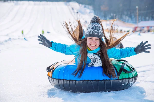 Junge Lächelnde Mädchen Fahren Schlitten Snow Tubing Hügel Winter Aktivitätskonzept — Stockfoto