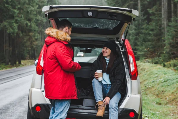 Couple Stop Drink Hot Tea Road Trip Concept Sitting Suv — Stock Photo, Image