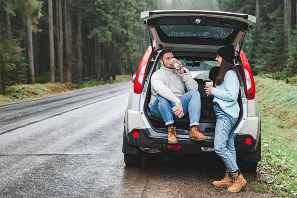 Par Parar Para Beber Chá Quente Conceito Viagem Rodoviária Sentado — Fotografia de Stock