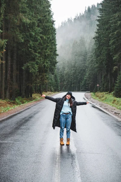 Jeune Femme Debout Milieu Route Dans Forêt Montagnes Hiver Concept — Photo