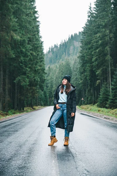 Donna Mezzo Alla Strada Nella Foresta Montagna Viaggio Strada — Foto Stock