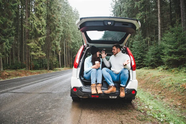 Couple Stop Drink Hot Tea Road Trip Concept Sitting Suv — Stock Photo, Image