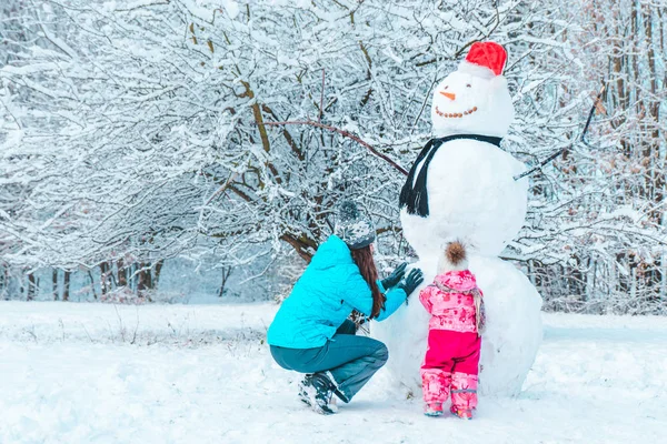 Moeder Met Dochter Spelen Buiten Winter Sneeuwpop Concept Maken — Stockfoto