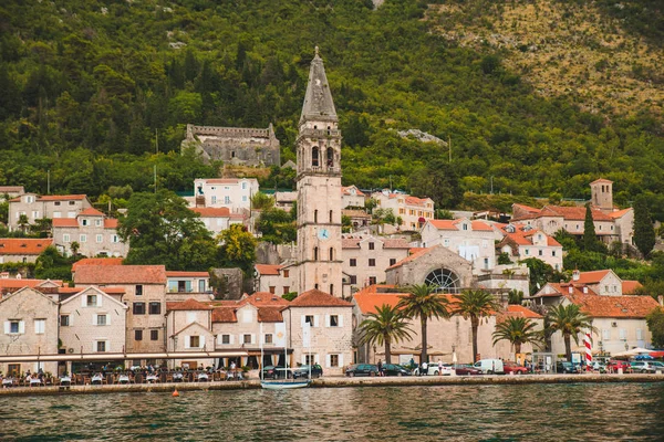 Vista desde el mar a la ciudad perast en montenegro — Foto de Stock