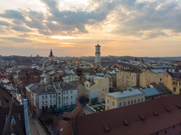 오래 된 유럽 도시 아름다움 일몰입니다. 새 눈 보기 — 스톡 사진