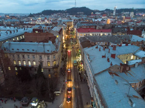 Vista panorâmica da antiga cidade europeia à noite. luz da cidade — Fotografia de Stock
