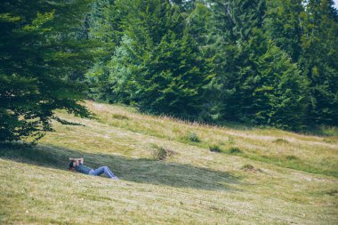 Karpat orman gölgesinde istirahat kadın. kopya alanı