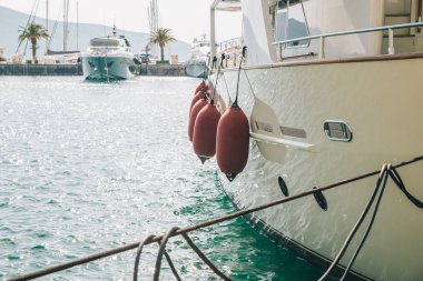 Karadağ defne yatlar. arka planda dağlar. güzellik manzara