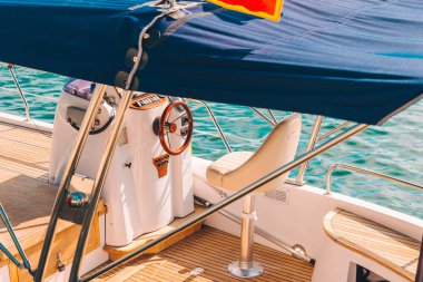 güvertede direksiyon simidi ile kapatın. Yaz saati